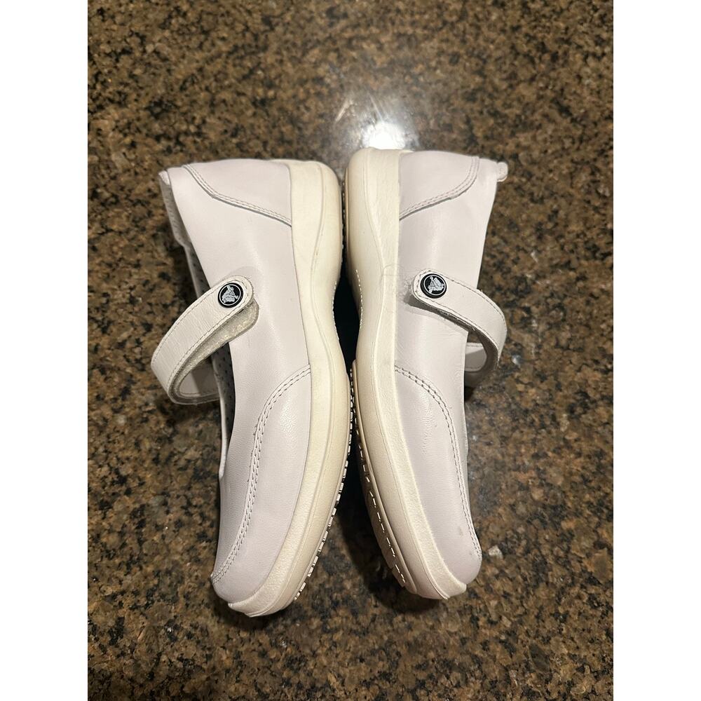 Crocs women’s size 6 white Mary Janes comfort shoes - Picture 6 of 9
